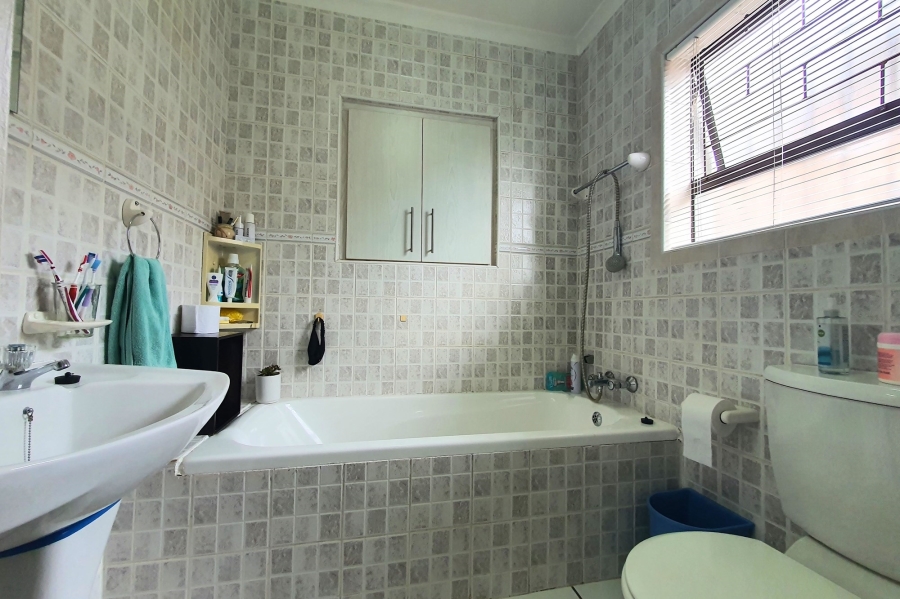 2 Bedroom Property for Sale in Ruwari Western Cape